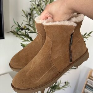 UGG Romely Zip chestnut sheepskin
Women’s size 8.5